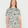Brave Soul SCRAWL - Print T-shirt - Grey Camo/optic White