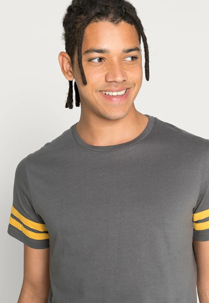 Brave Soul MANOLAS - Print T-shirt - Dark Charcoal/mustard - Image 5