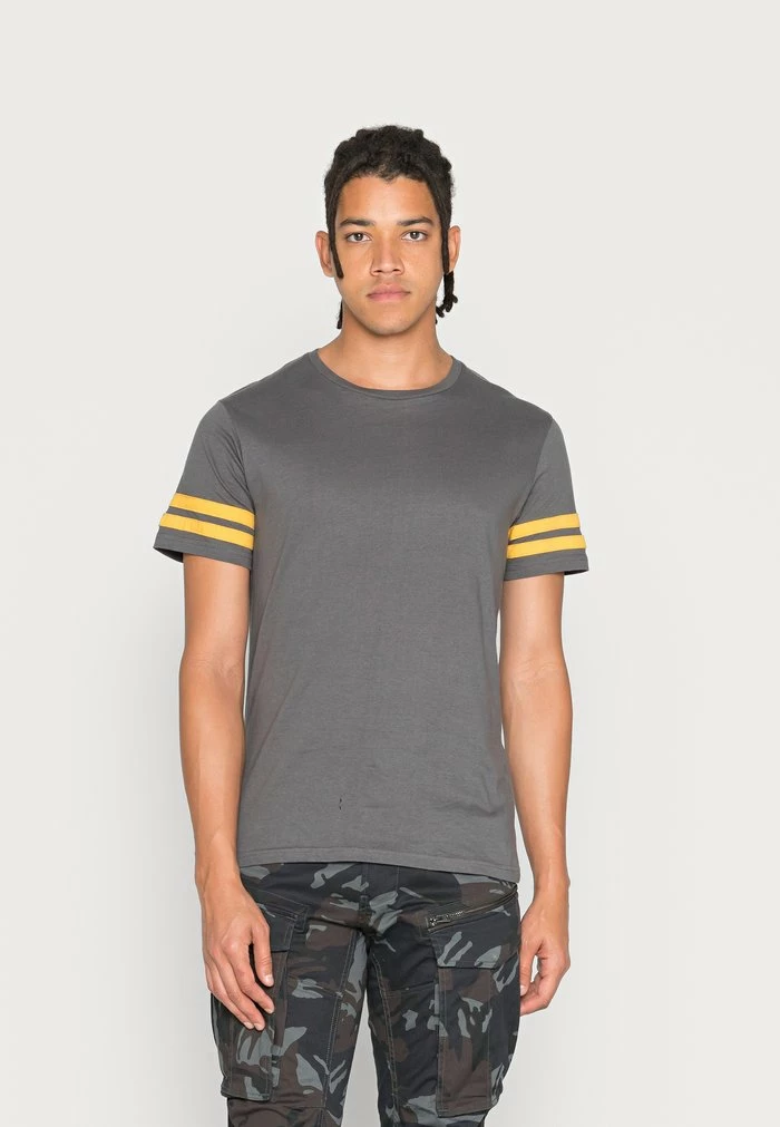 Brave Soul MANOLAS - Print T-shirt - Dark Charcoal/mustard